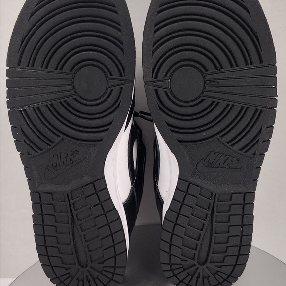 Nike Black and White Athletic Shoes size 8 pre owned Exellent condition - Picture 11 of 12